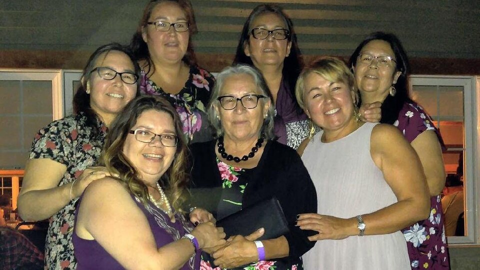 Sept femmes autochtones en famille.