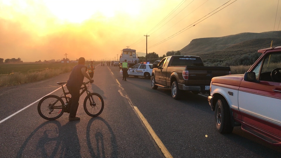 Cars at a standstill as residents of Cache Creek must evacuate due to the Ashcroft wildfire.