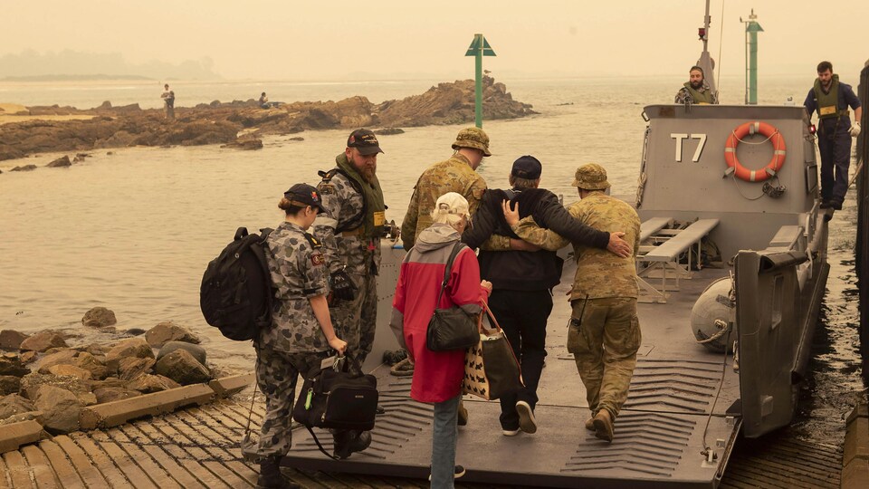 Des personnes prises sur la plage de Mallacoota ont pu être évacuées par la marine australienne par bateau.