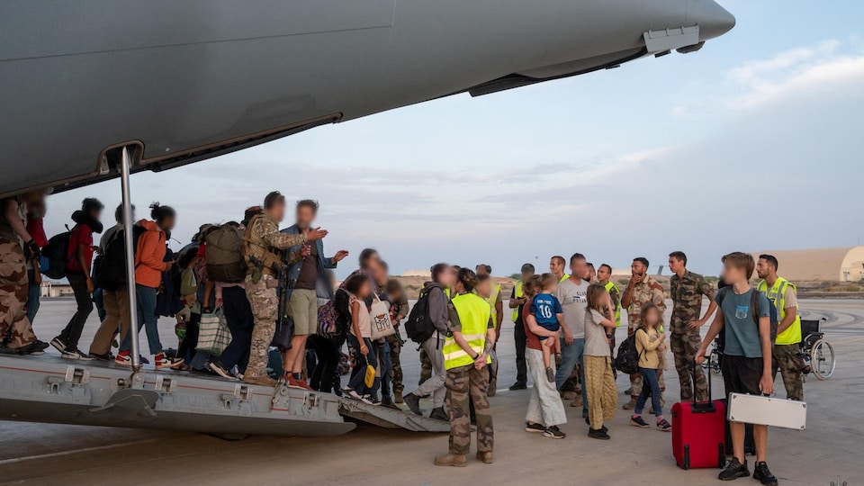 Civilians and soldiers disembarked from French military aircraft.