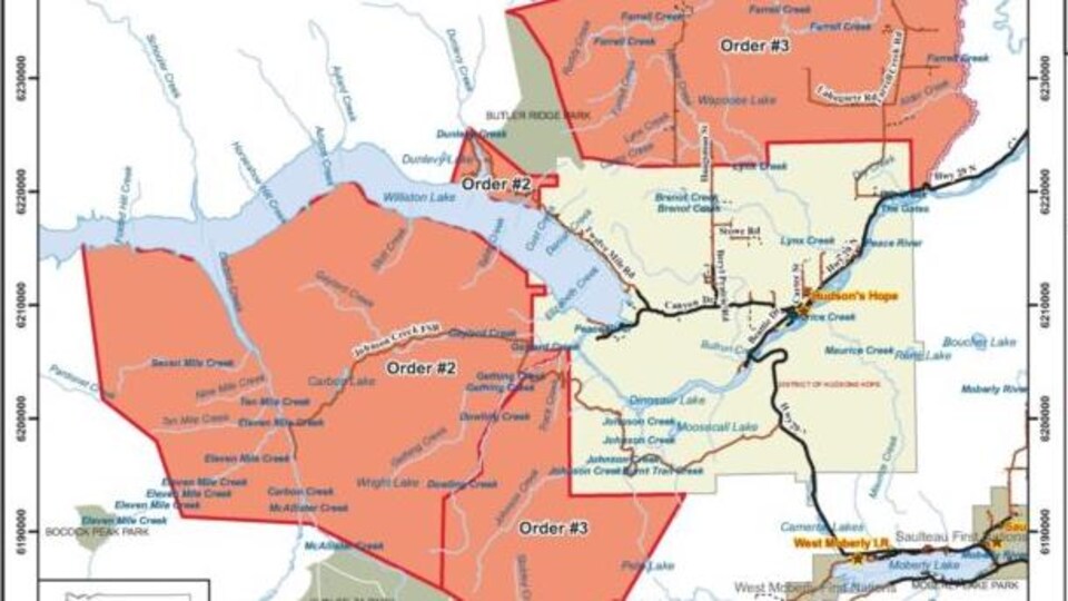 Une carte montrant une zone d'une soixantaine de kilomètres d'est en ouest et d'une quarantaine de kilomètres du nord au sud qui fait l'objet d'ordres d'évacuation.