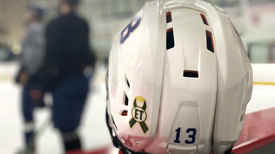 Les initiales d'Evan Thomas se retrouvent sur les casques portées par les Blazers de Saskatoon. 