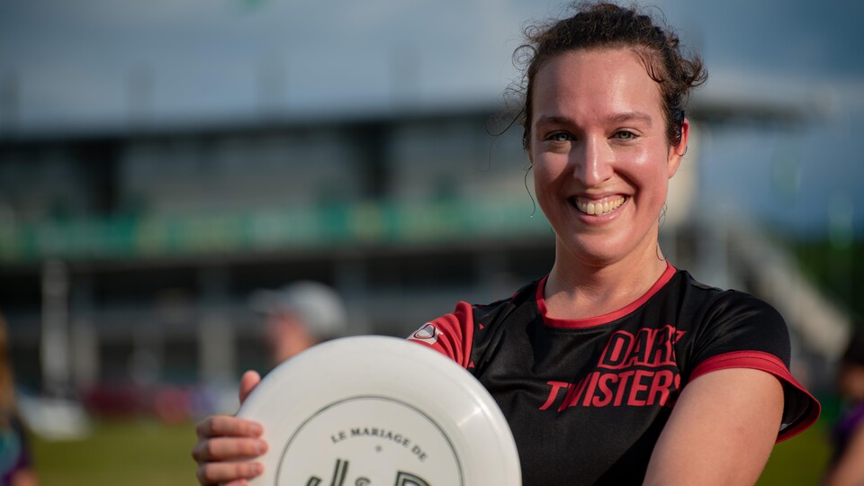 la candidate à la mairie evelyne beaudin montre un frisbee.