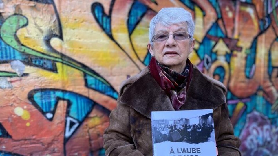 Une dame tenant un livre.