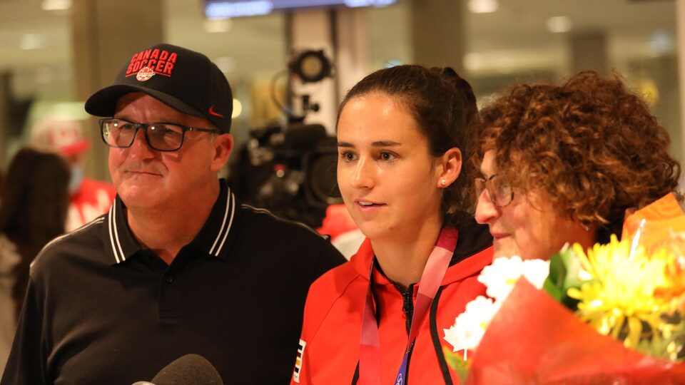 Évelyne Viens surrounded by her parents, Chantal Moffet and André Viens. 