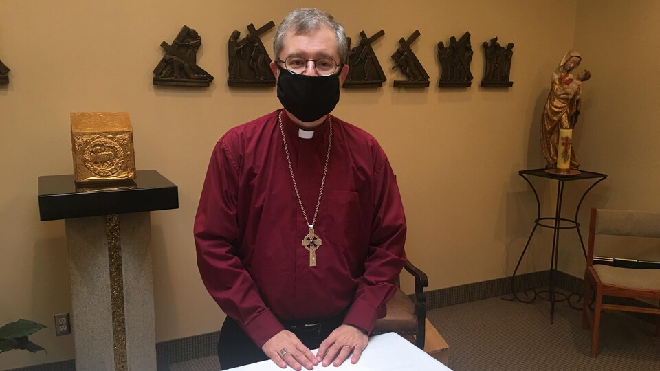 L'évêque du diocèse de Sault-Sainte-Marie, Thomas Dowd, avec un masque.