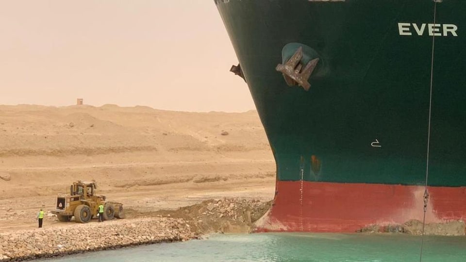 Le porte-conteneurs Ever Given échoué dans le canal de Suez.