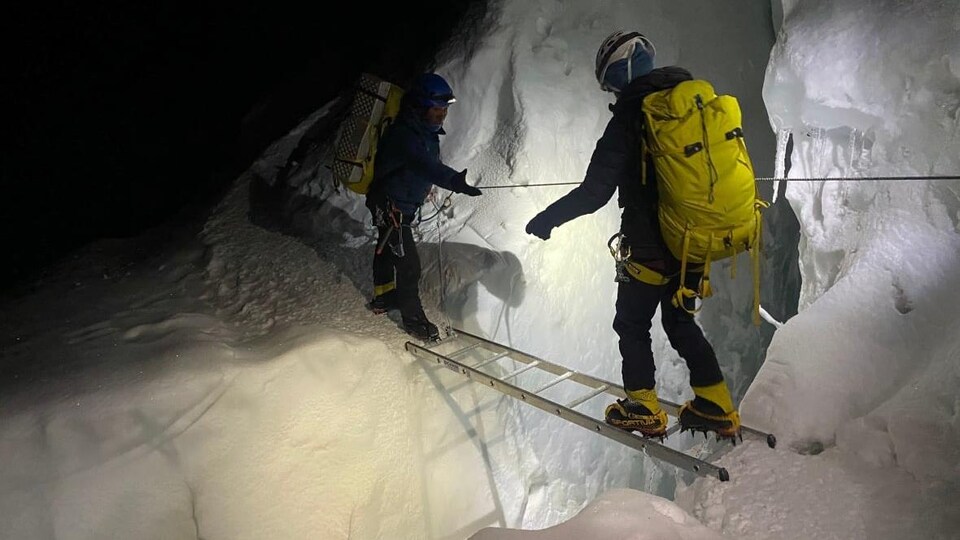 Liliya Ianovskaia sur une échelle lors de la traversée de la cascade de glace du Khumbu au mont Everest.