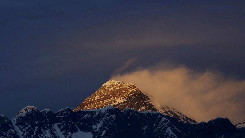 Le sommet de l'Everest illuminé par le soleil.