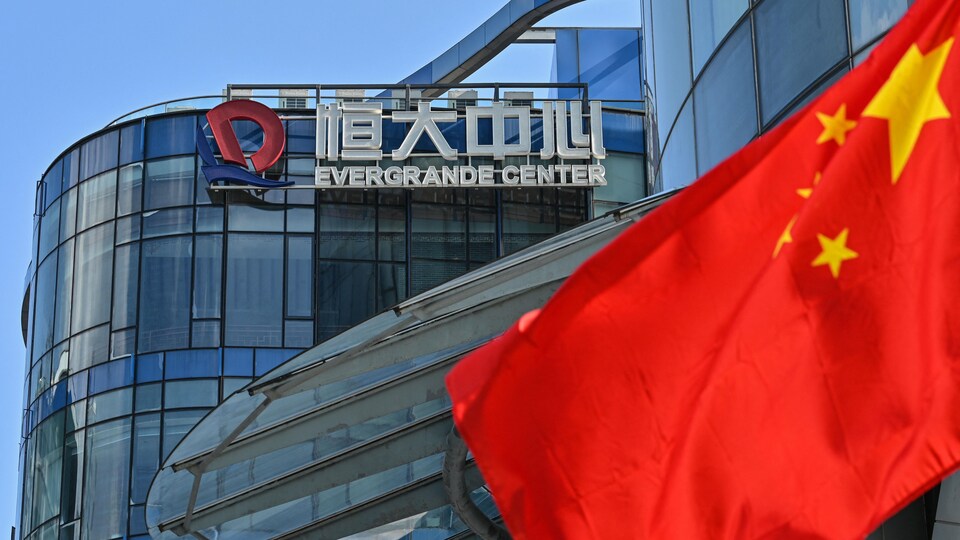 L’édifice du centre Evergrande à Shanghai, le 22 septembre 2021