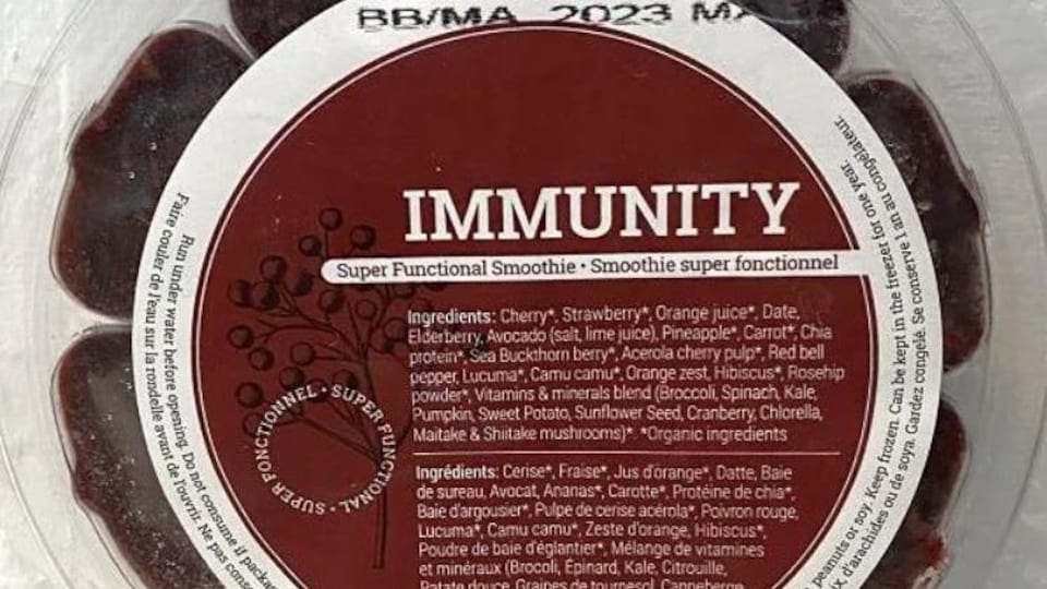 Un contenant de smoothie congelé Immunity de la marque EVIVE. 