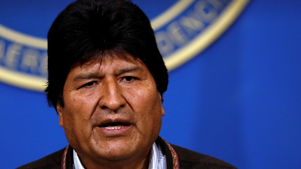 Gros plan du visage d'Evo Morales.