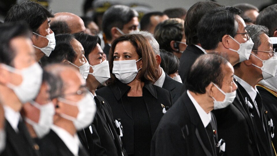 Des gens masqués assistent aux funérailles de Shinzo Abe.