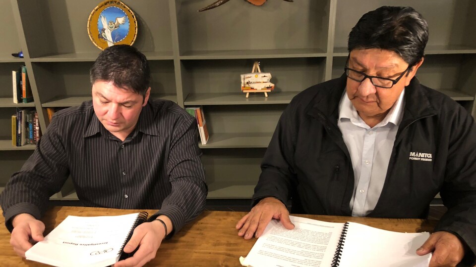 Le chef de la Première Nation de Rainy River, Robin McGinnis, et l'ancien chef, Jim Leonard, réclament la démission du chef de police de Thunder Bay.