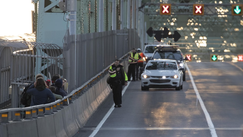 Manifestation du groupe écologiste Extinction Rebellion sur le pont Jacques-Cartier.