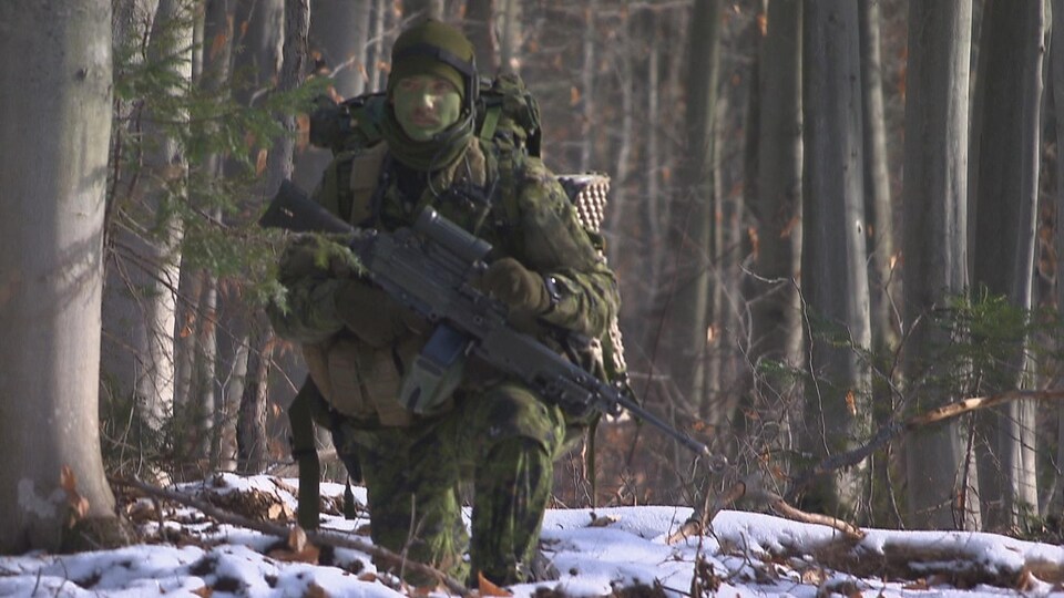 Un soldat en forêt.
