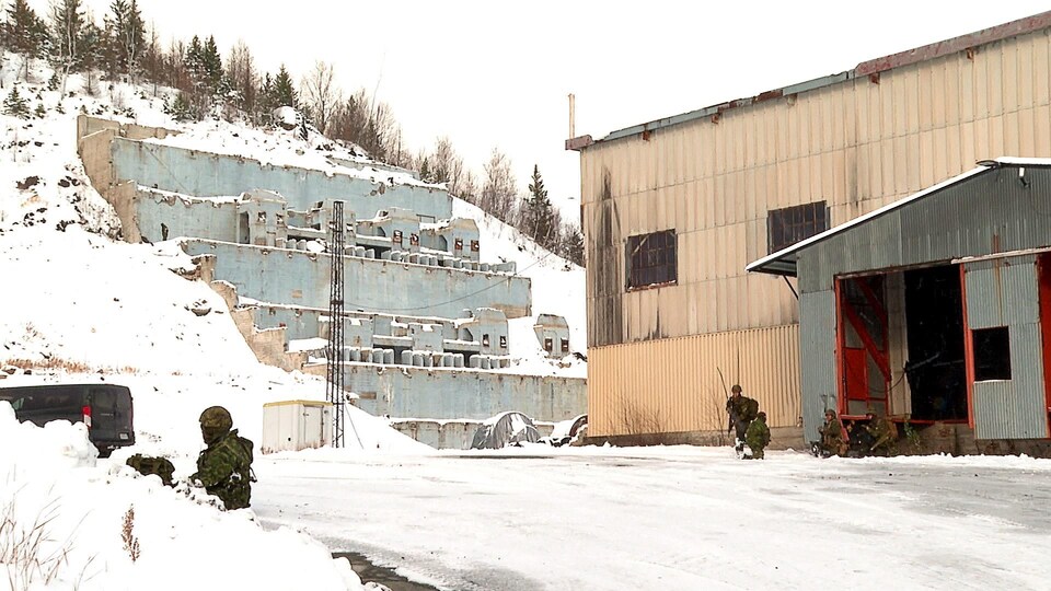 Une mine en béton à flanc de montagne.