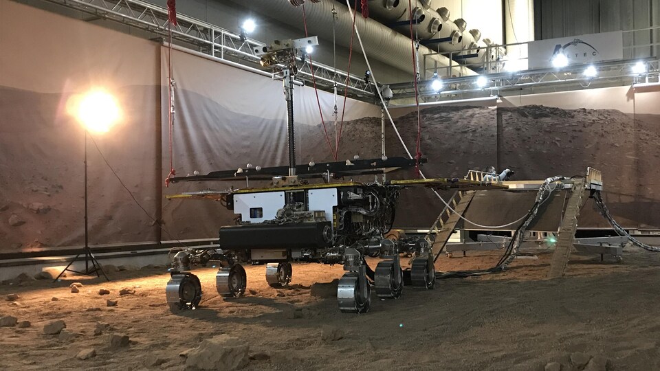 Le jumeau du robot Rosalind Franklin lors de tests menés en terrain semblable à l'environnement martien.
