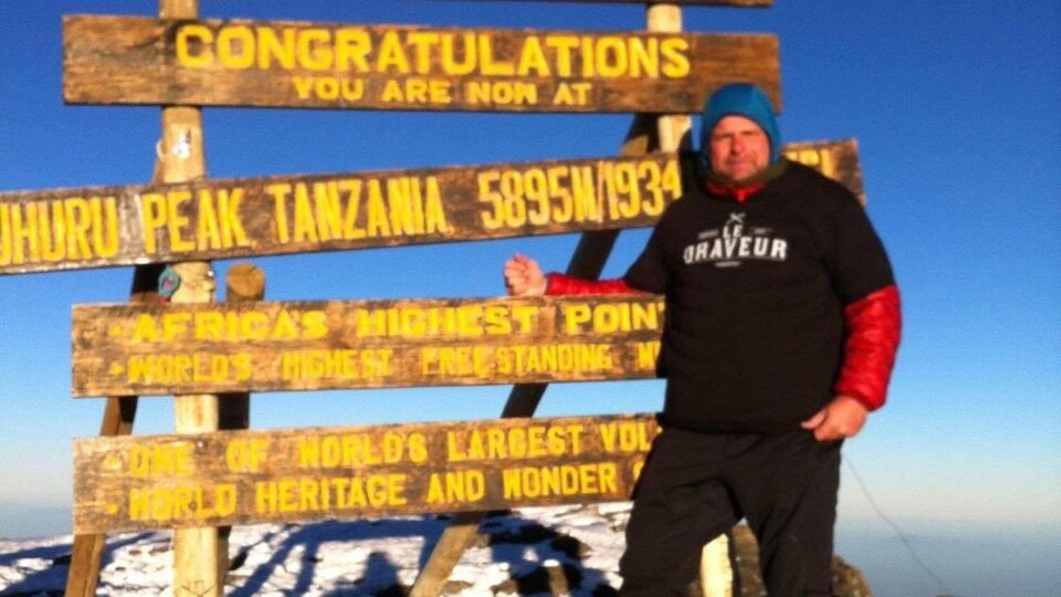 Nicolas Boily se trouve au sommet du Kilimandjaro.