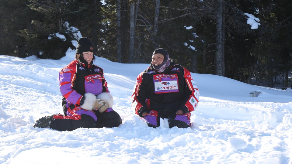 Trycia Bazinet et Tiffany Pinette à genoux dans la neige.