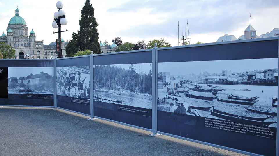 Des photos montrent des canoës et le port de Victoria à la fin du 19e siècle et au début du 20e siècle.