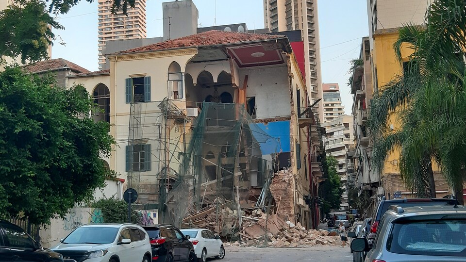 Une vieille maison traditionnelle de Beyrouth éventrée par le souffle de l'explosion.