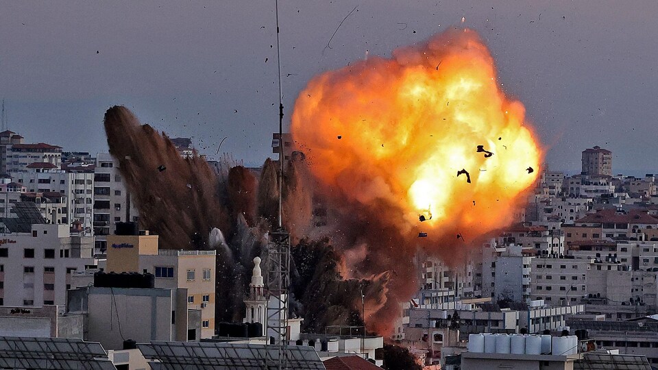 https://images.radio-canada.ca/q_auto,w_960/v1/ici-info/16x9/explosion-bombardement-bande-gaza-14-mai-2021-israel-palestine.jpg