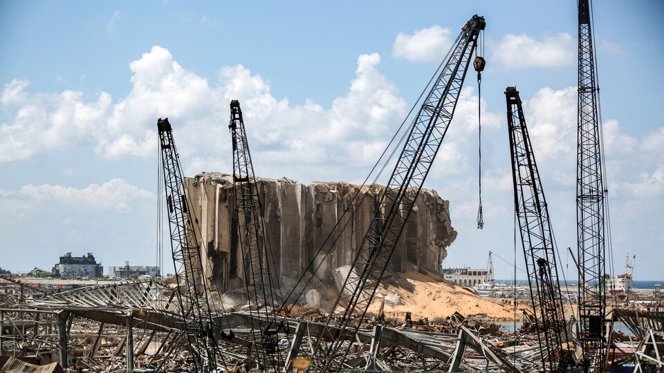 Une vue des grues du port de Beyrouth.