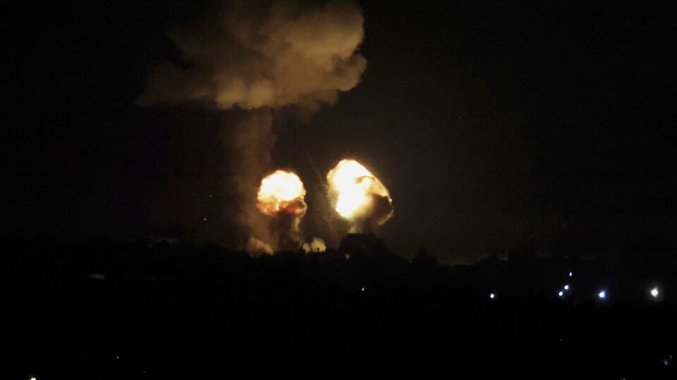 Les boules de feu des explosions dans la nuit.