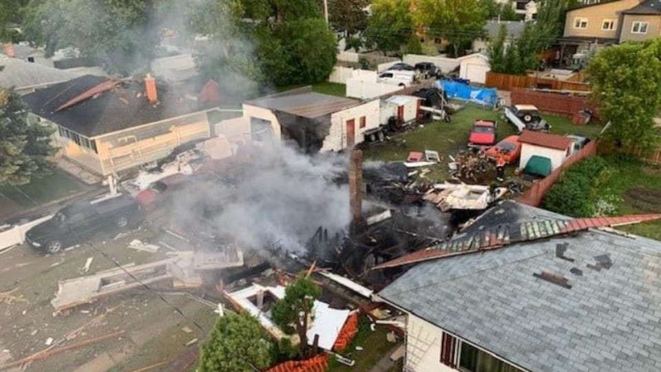 Une vue aérienne de la maison ayant explosé à Saskatoon, en Saskatchewan, le 19 juin 2021 au matin.