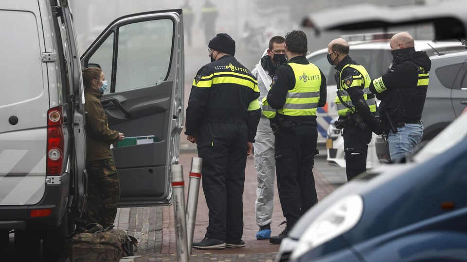 Des représentants des forces de l'ordre discutent.