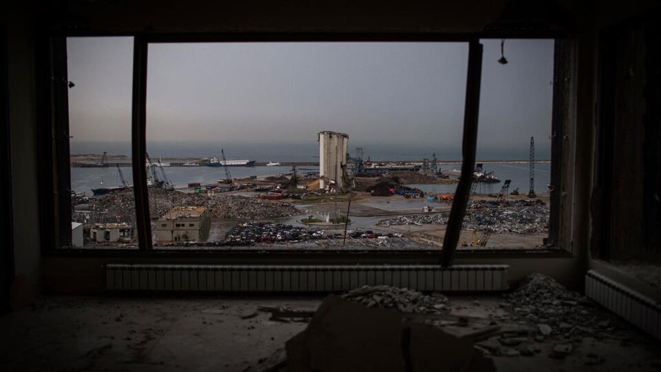 Une vue des silos et du port de Beyrouth à partir d'un édifice situé plus loin.