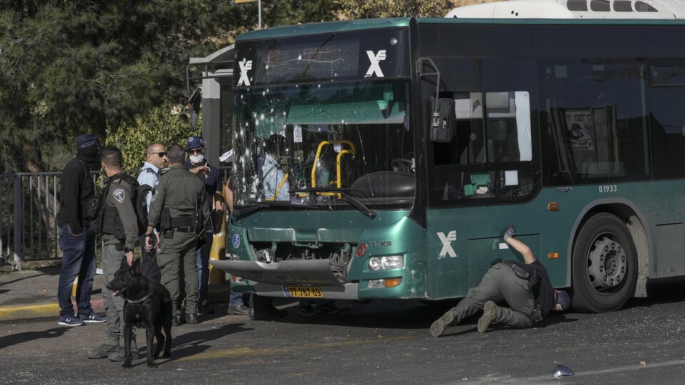 La police israélienne inspecte les lieux d'une explosion à un arrêt de bus à Jérusalem, le mercredi 23 novembre 2022. 