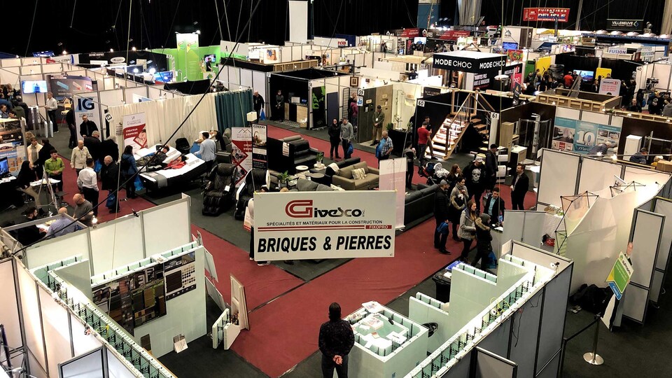 Des kiosques de l'Expo Habitat de Saguenay au pavillon sportif.