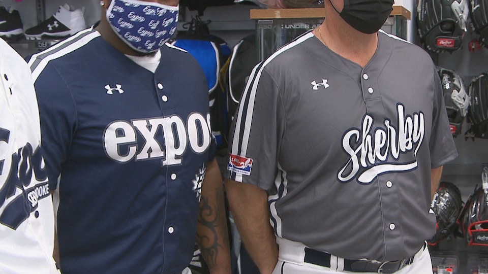 Trois joueurs des Expos portant leur nouvel uniforme.