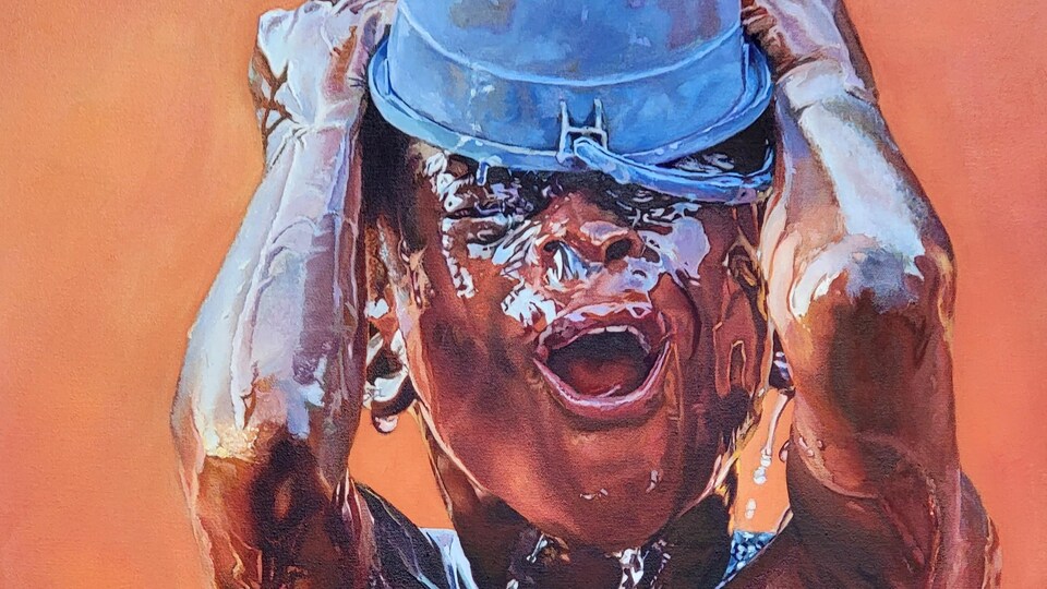 Peinture à l'huile de Reckie Lloyd. On y voit une personne vidant un seau d'eau sur sa tête.