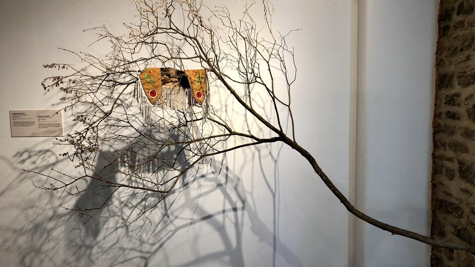 Châle de Kukum : œuvre de l’artiste innue Diane Blacksmith de l'exposition Oubliées ou disparues : Akonessen, Zitya, Tina, Marie et les autres.