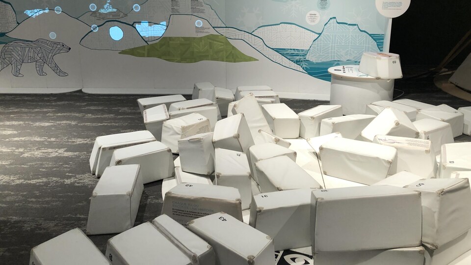 De faux blocs de neige dans une exposition autochtone.