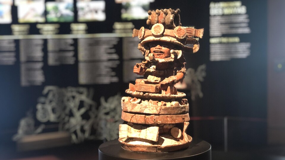 Une sculpture maya représentant un petit personnage. 