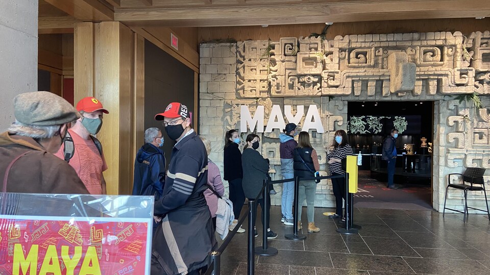 Des visiteurs attendent en file de pouvoir accéder à l'exposition «Maya».