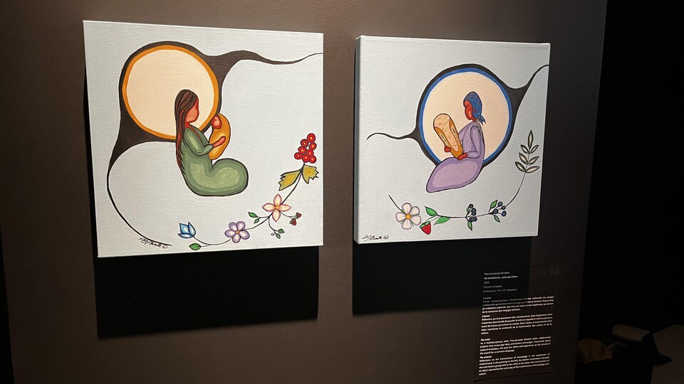 Deux petites toiles montrent des mères tenant des bébés.