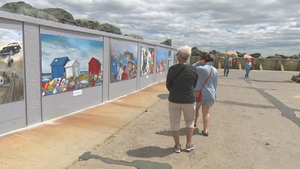 Des peintures sur des murs.