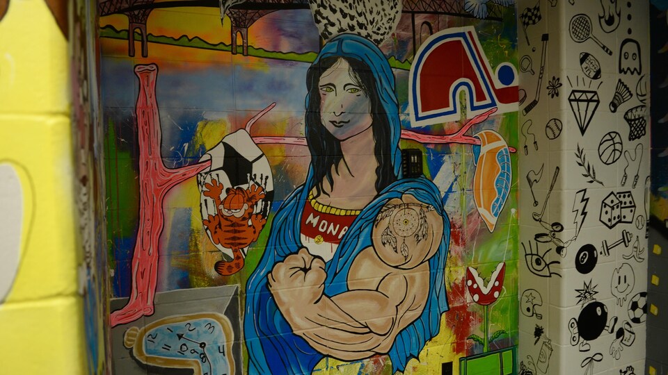 Murale représentant plusieurs symboles de la culture populaire comme Garfield le chat, le visage de Mona Lisa, le logo des Nordiques de Québec. 