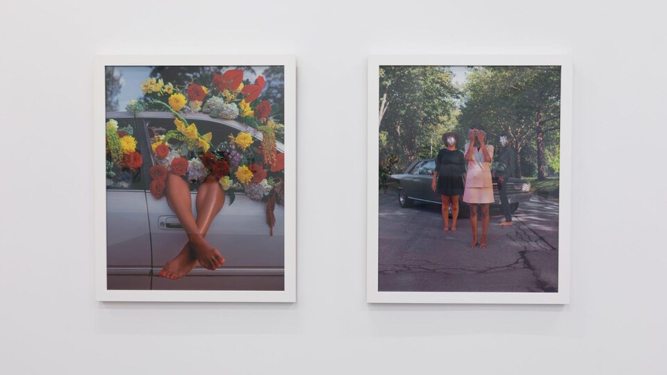 Deux photographies exposition Together Again présentées à la Burrard Arts Foundation de Vancouver. À gauche, on peut voir les jambes d'une jeune-femme couvertes de fleurs qui sortent d'une fenêtre de voiture grise.
À doite, deux jeunes femmes et un jeune homme sont devant une voiture. Leur visage est caché.