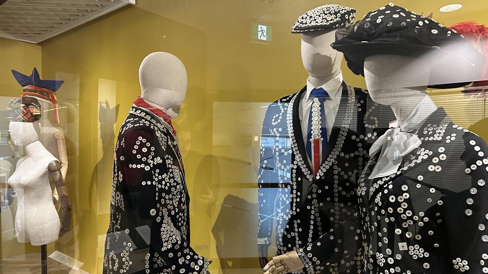Vêtements avec des boutons dans une vitrine d'exposition.