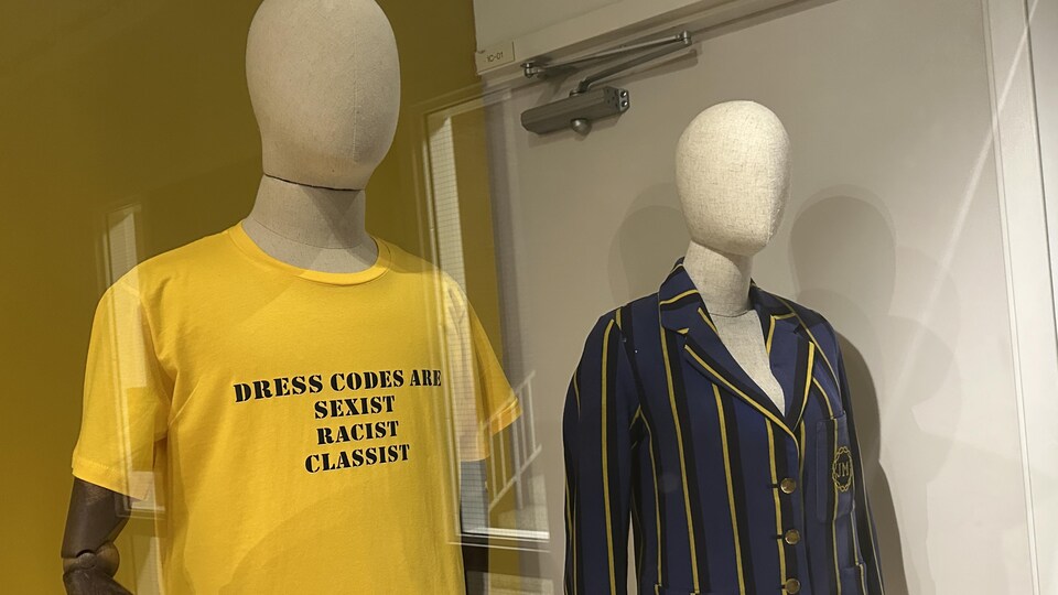 Vêtements faisant parti d'une exposition à l'Université de l'Alberta.