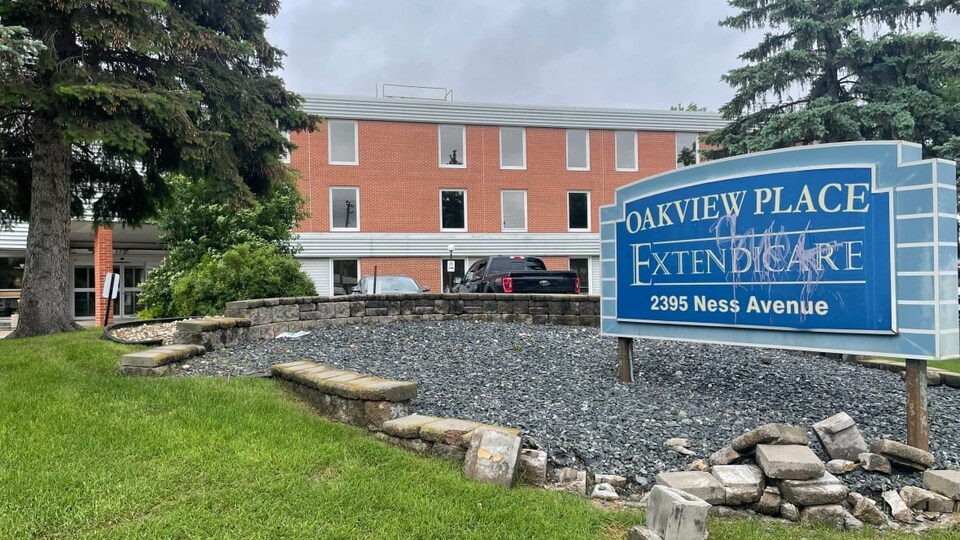 L'extérieur du foyer de soins  Extendicare Oakview Place, à Winnipeg, le 21 juin 2022.