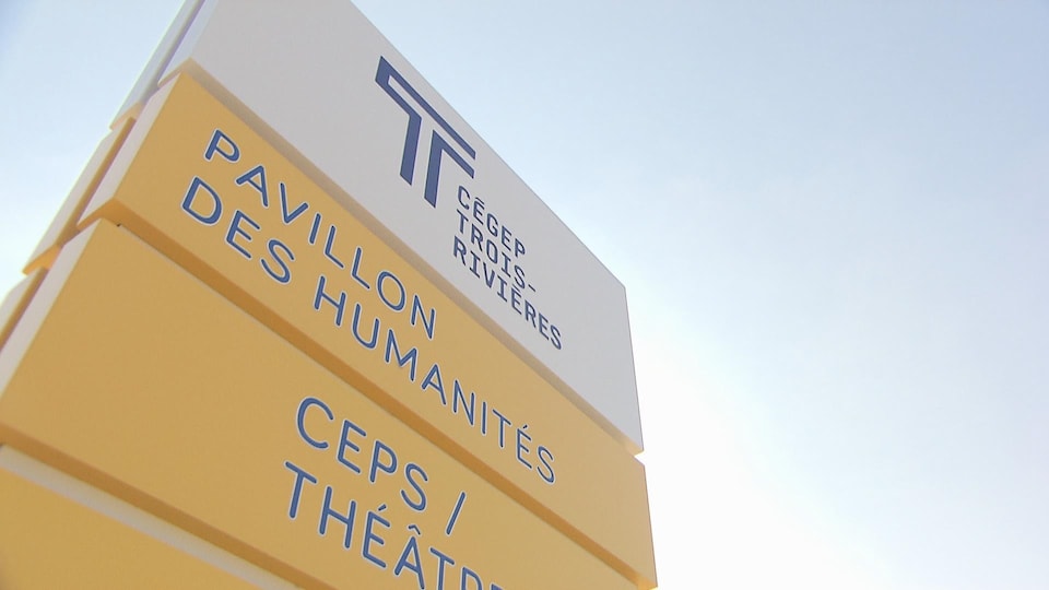 Affiche extérieure du Cégep où l'on peut lire Pavillon des Humanités, CEPS et Théâtre