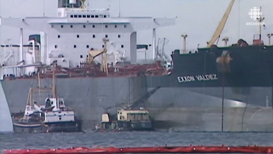 Gros plan du pétrolier Exxon Valdez.