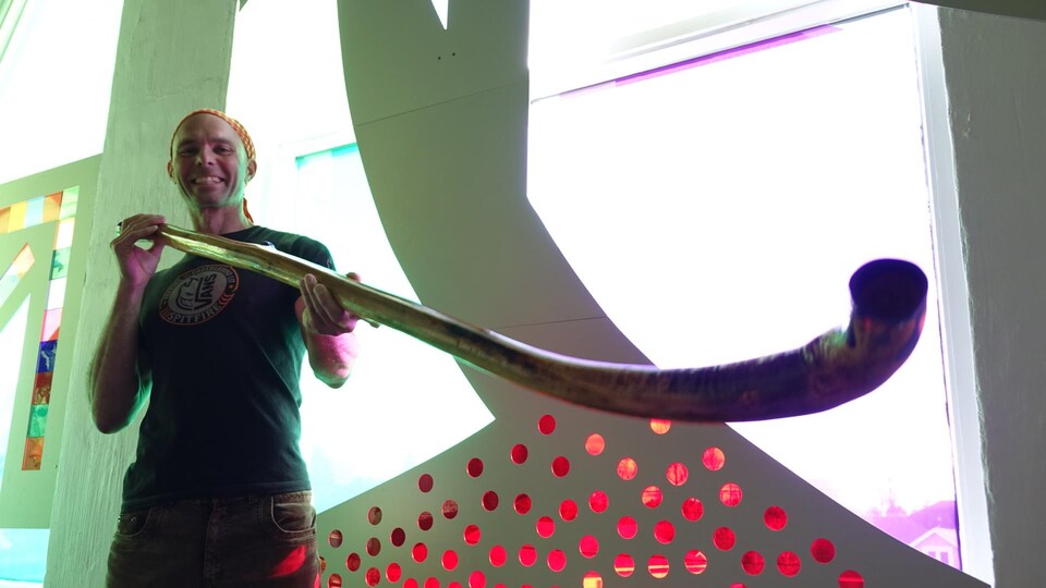 Fabriquer des didgeridoos avec du bois de plage de la Gaspésie Radio